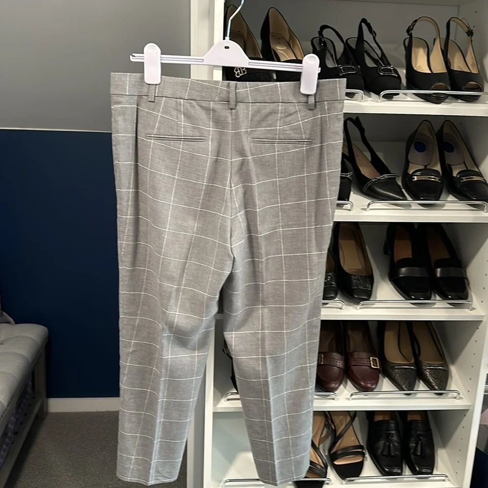 ***NWOT****Ann Taylor Grey Crop Pant - Picture 2 of 5